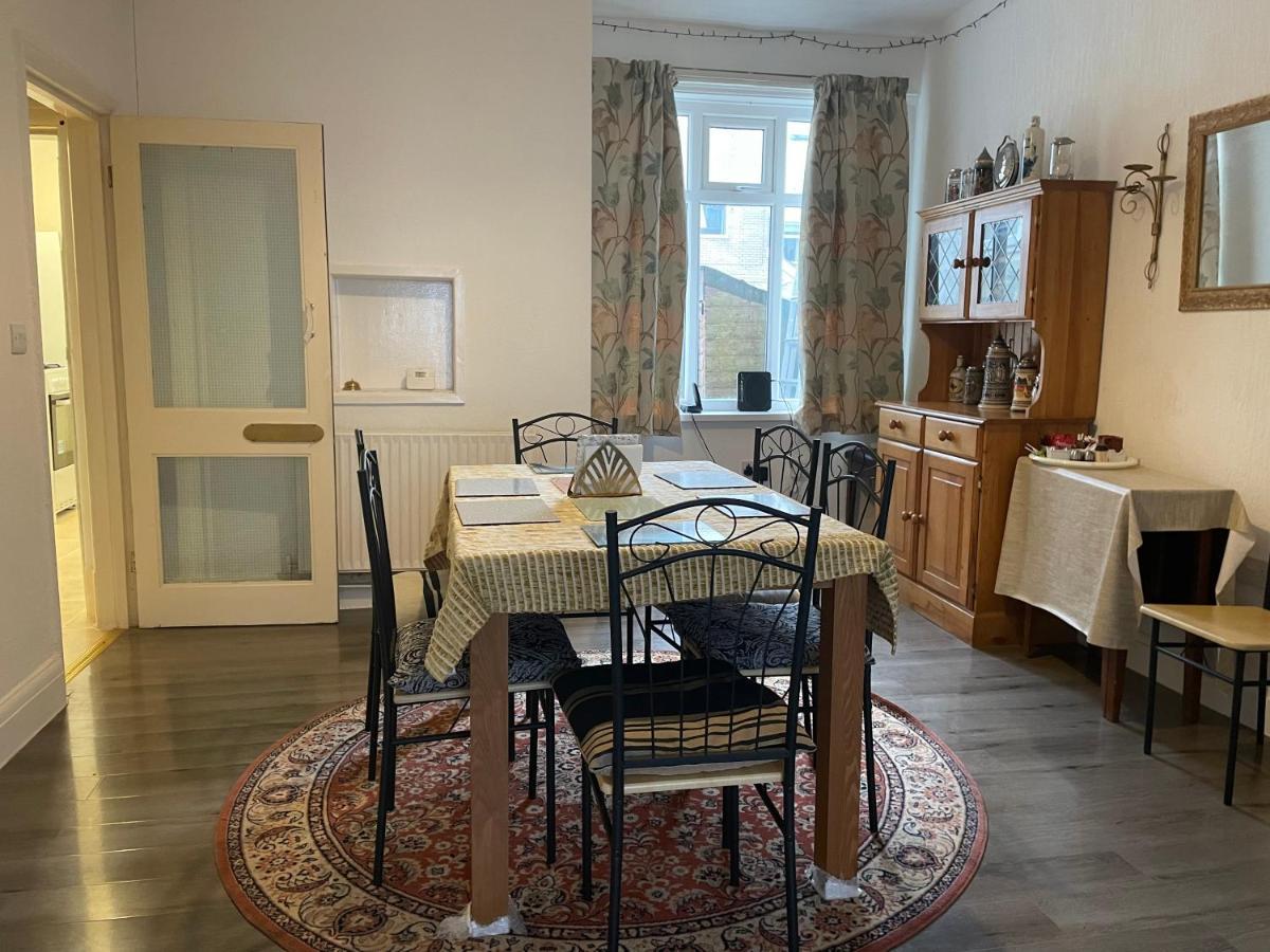 Renovated 4-Bed Home - Sleeps 9 - Parking - Spa Blackpool Kültér fotó