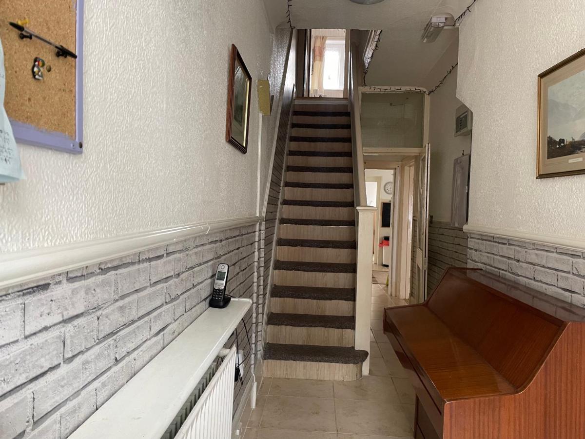 Renovated 4-Bed Home - Sleeps 9 - Parking - Spa Blackpool Kültér fotó