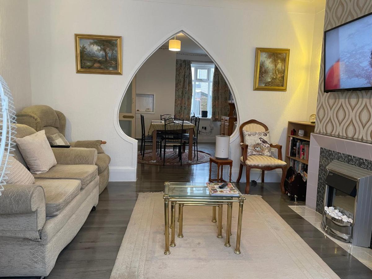 Renovated 4-Bed Home - Sleeps 9 - Parking - Spa Blackpool Kültér fotó